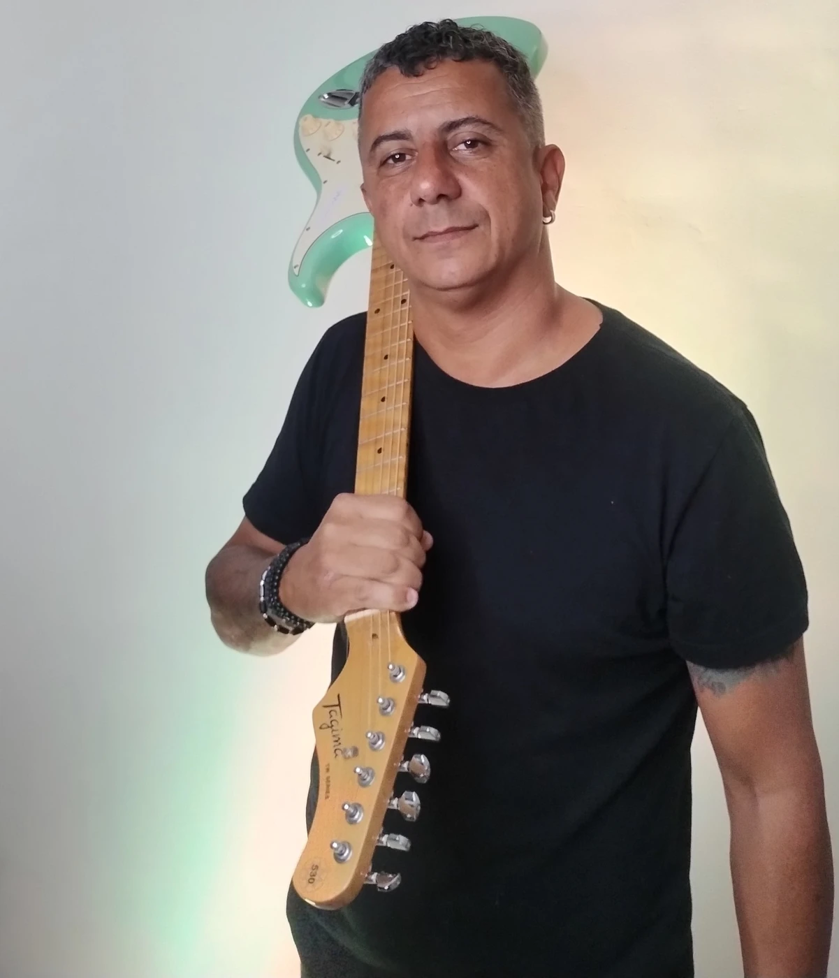 Júnior Vieira com uma guitarra